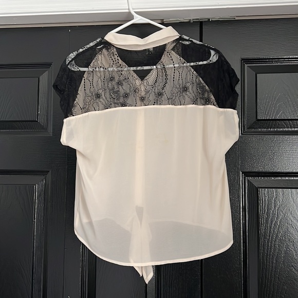 Lace detailed button up crop - Picture 2 of 2